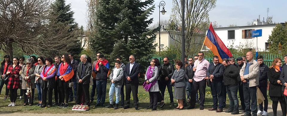 Польские армяне в Армянском сквере Варшавы почтили память жертв Геноцида