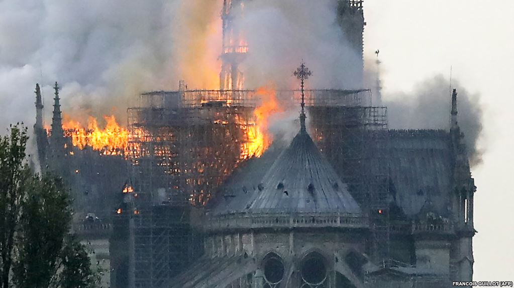 Пожар в Соборе Парижской Богоматери: обрушился шпиль церкви — видео
