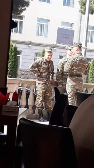 Сыновья премьер-министра и министра обороны Армении — в очереди в пиццерии: фото