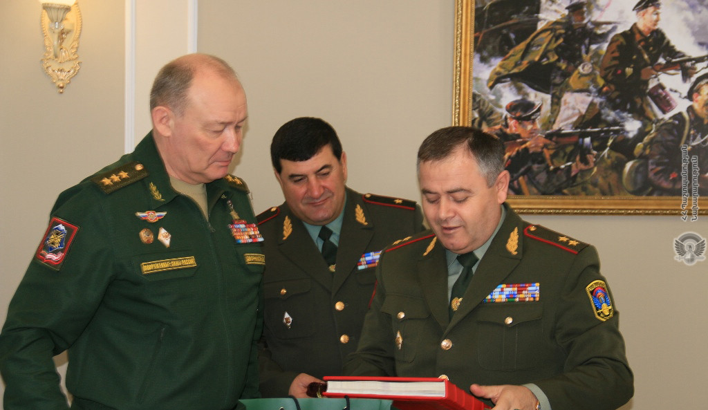 Начальник Генштаба ВС Армении встретился с командующим Южным военным округом России