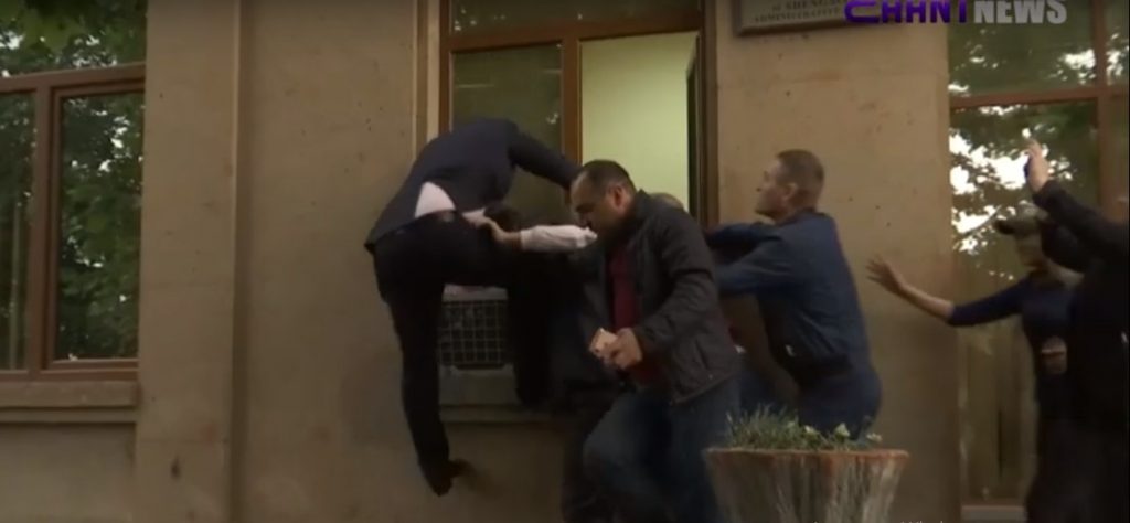 Судья Давид Балаян попытался через окно войти в здание суда: видео