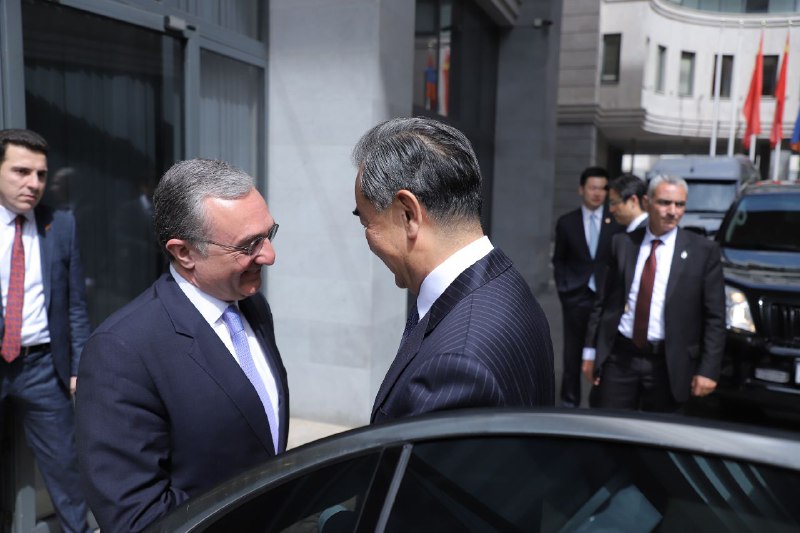 Глава МИД Армении Зограб Мнацаканян принял главу МИД Китая в Ереване