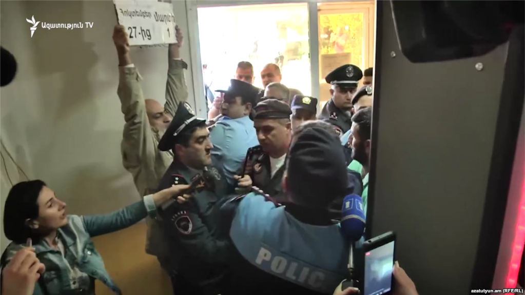 Сторонники Кочаряна напали на активиста Вардгеса Гаспари, стоящего с плакатом «Робик — убийца!»: видео