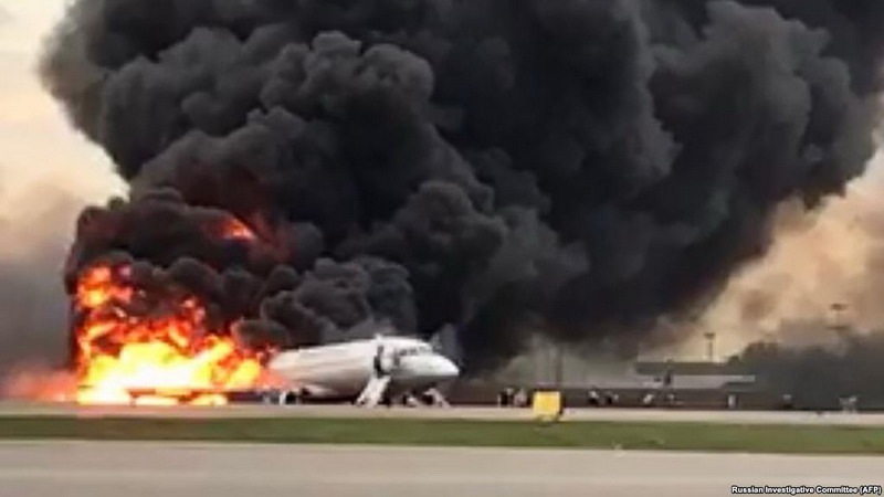 В московском аэропорту «Шереметьево» загорелся самолет «Сухой Суперджет»: более 40 погибших — видео