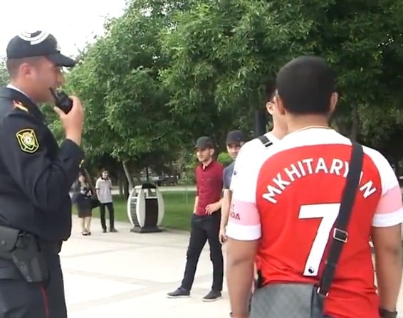 Азербайджанские полицейские останавливают болельщиков с футболкой Мхитаряна: видео