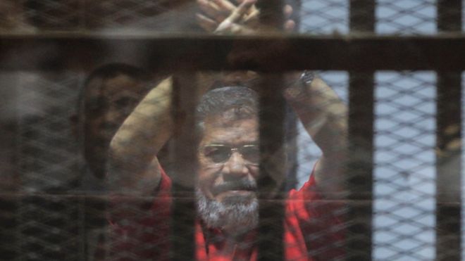 Свергнутый экс-президент Египта Мохаммед Мурси умер в зале суда