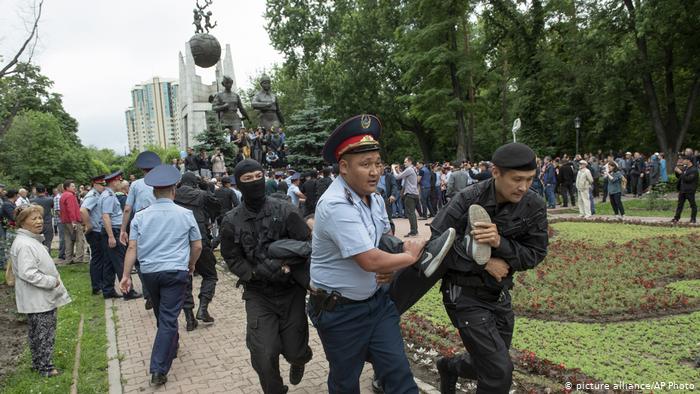 В день президентских выборов в Казахстане задержаны почти 500 протестующих