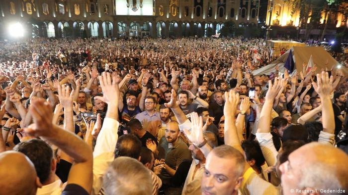 LIVE. Против протестующих в Тбилиси применены слезоточивый газ и резиновые пули