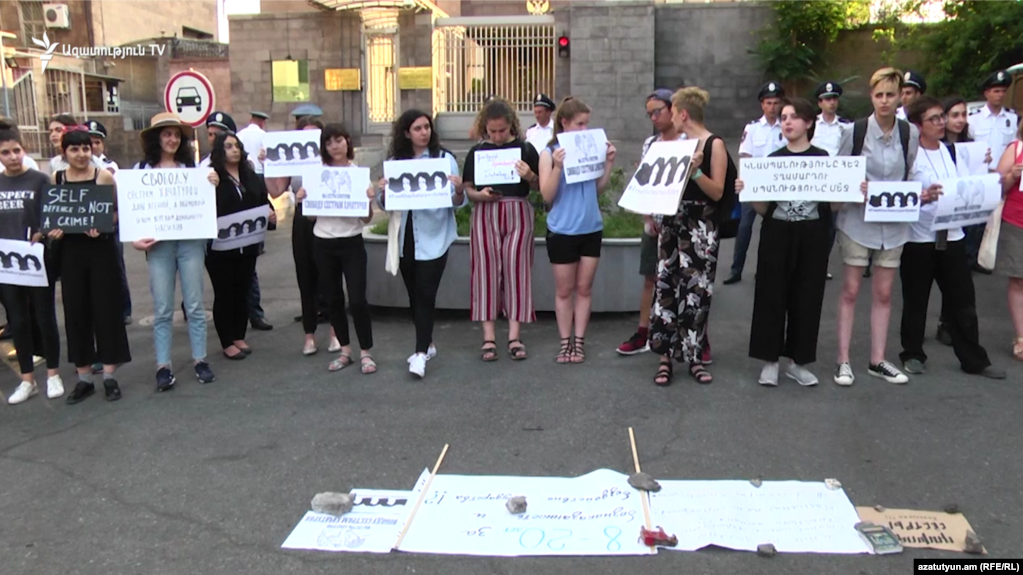 Перед посольством России в Армении прошла акция протеста в поддержку сестер Хачатурян