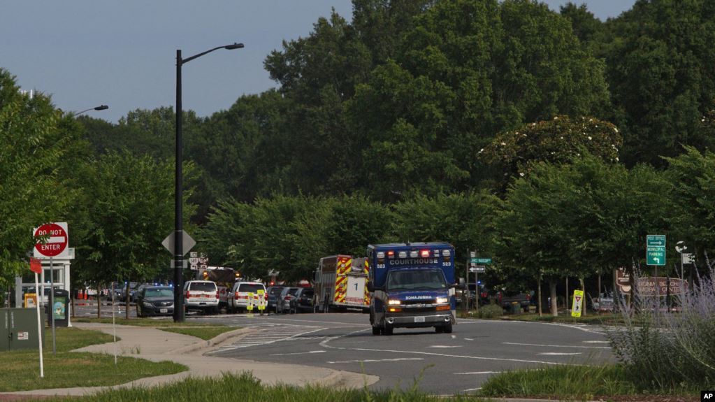 Городской служащий в Вирджинии убил 11 человек