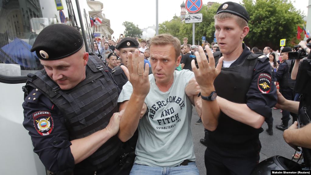Массовые задержания в Москве: полиция применяет силу, задержан Алексей Навальный — видео