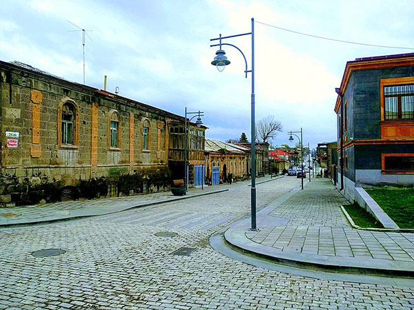 Многие дома на исторических улицах Гюмри проданы: покупатели в основном российские армяне