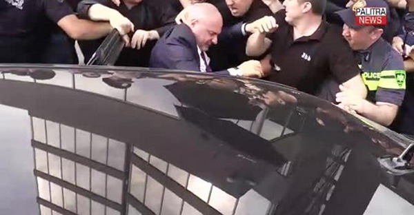 Грузинские активисты в Тбилиси облили водой российского депутата-коммуниста Гаврилова: видео