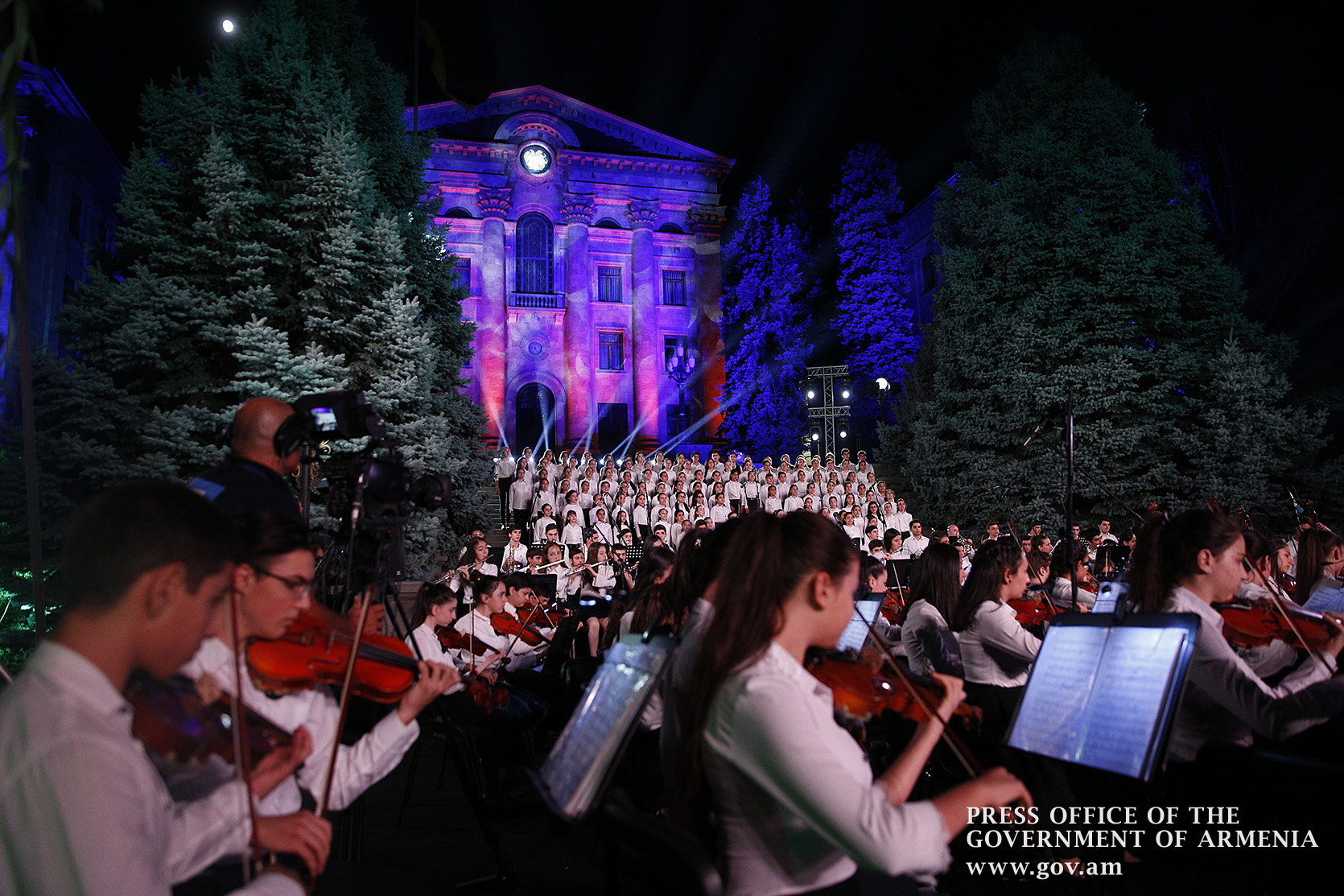 В парке Национального Собрания состоялся концерт молодежного симфонического оркестра «Еревана», посвященный 150-летию Комитаса и 80-летию Тиграна Мансуряна