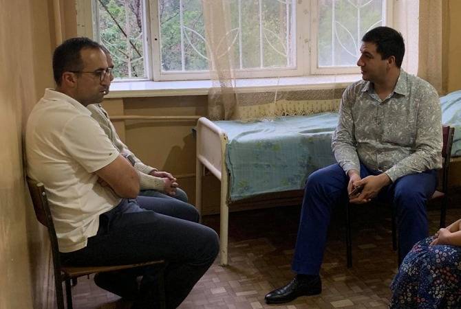Министр Арсен Торосян посетил возвращенного из Азербайджана в Армению Завена Карапетяна