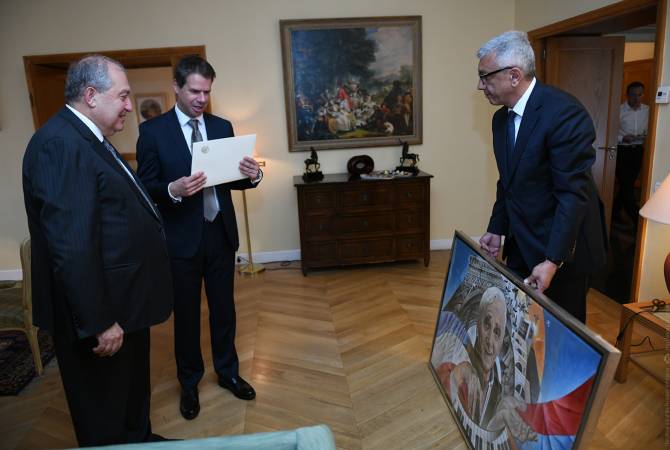 Президент Саргсян вручил послу Франции дар для президента Франции — картину «Азнавур. Мост дружбы»