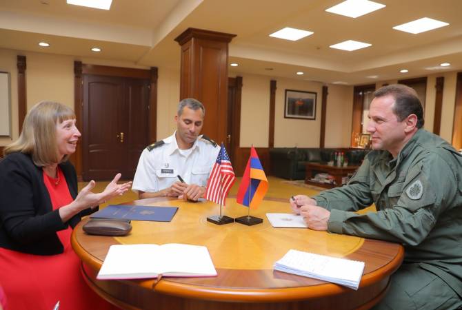 Министр обороны Армении и посол США обсудили вопросы оборонного сотрудничества