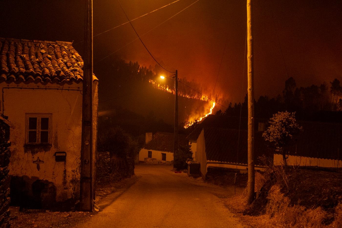 Сильные пожары на востоке Португалии: 20 пострадавших