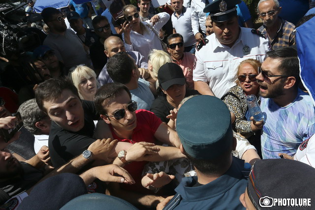Столкновение между полицией и сторонниками Кочаряна: «Кочарян — политзаключенный»