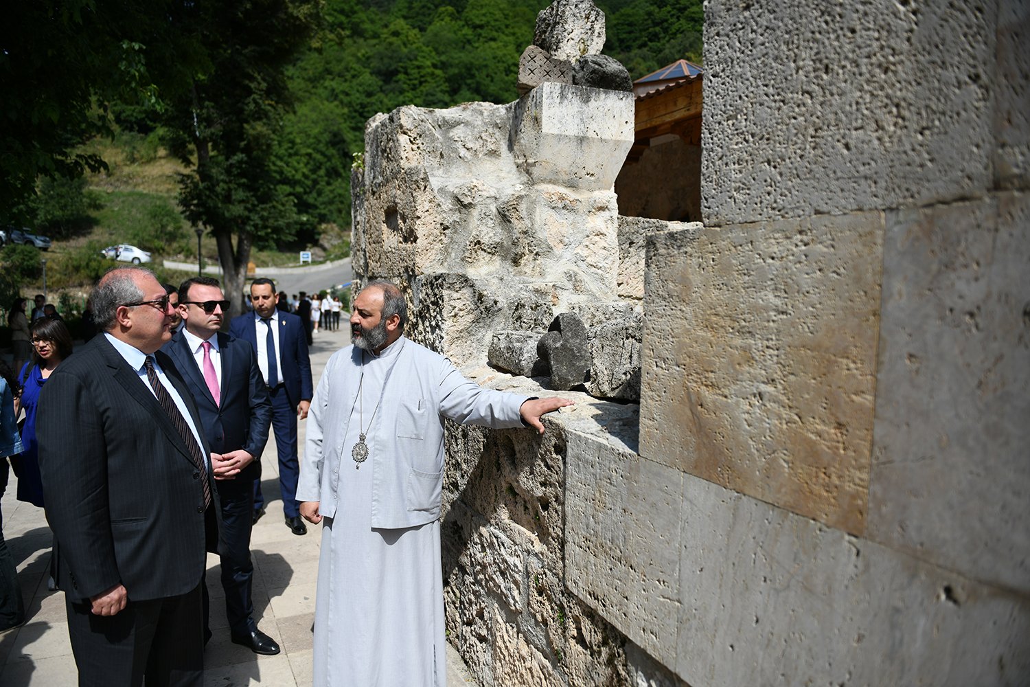 Агарцин для меня — также символ государственности – Президент посетил монастырский комплекс Агарцин