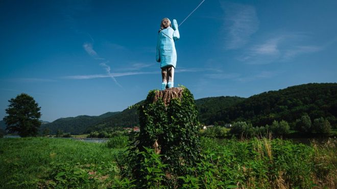 В Словении установили необычную статую Мелании Трамп