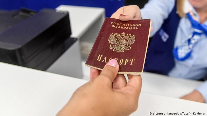 Послы ЕС обсуждают раздачу паспортов РФ жителям Донецкой и Луганской областей