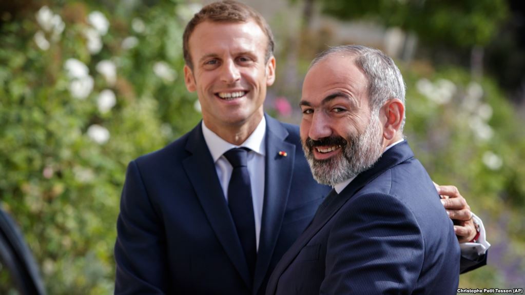 Никол Пашинян поздравил Эммануэля Макрона с Национальным праздником Франции