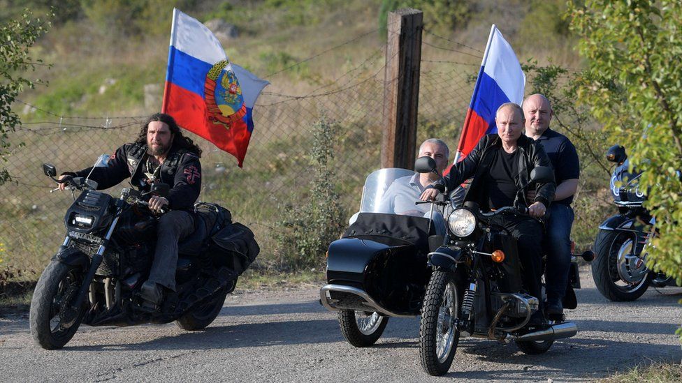 Путин катался с байкерами в Крыму, пока в Москве шел многотысячный митинг протеста