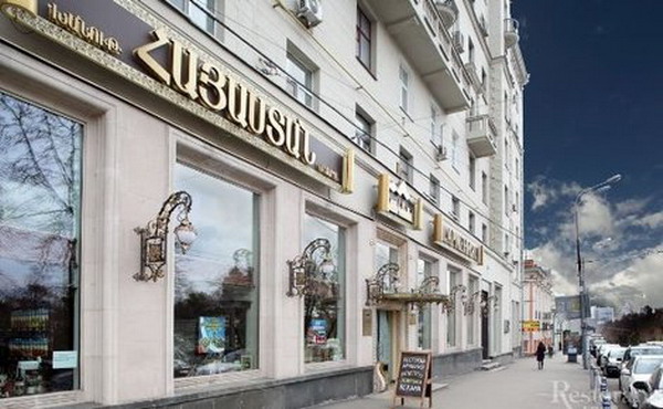 Негативные отзывы обрушили рейтинг ресторана «Армения» в Москве после иска его владельца из-за акции протеста