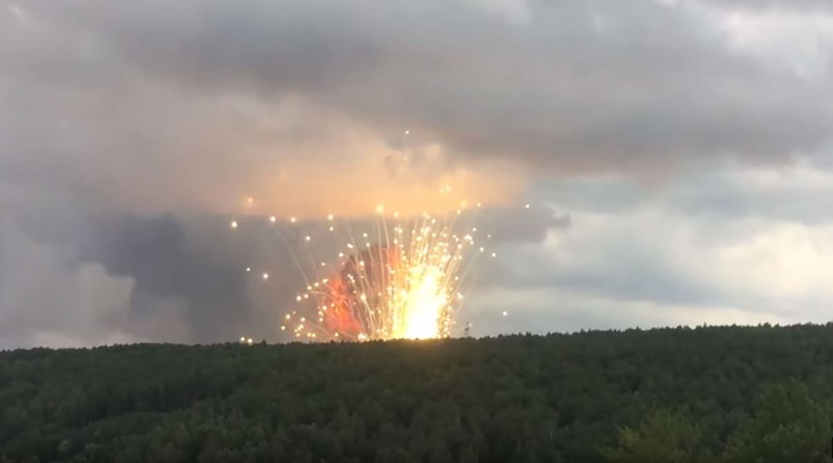 В России горит окружной склад боеприпасов: объявлена эвакуация в радиусе 20 км — видео