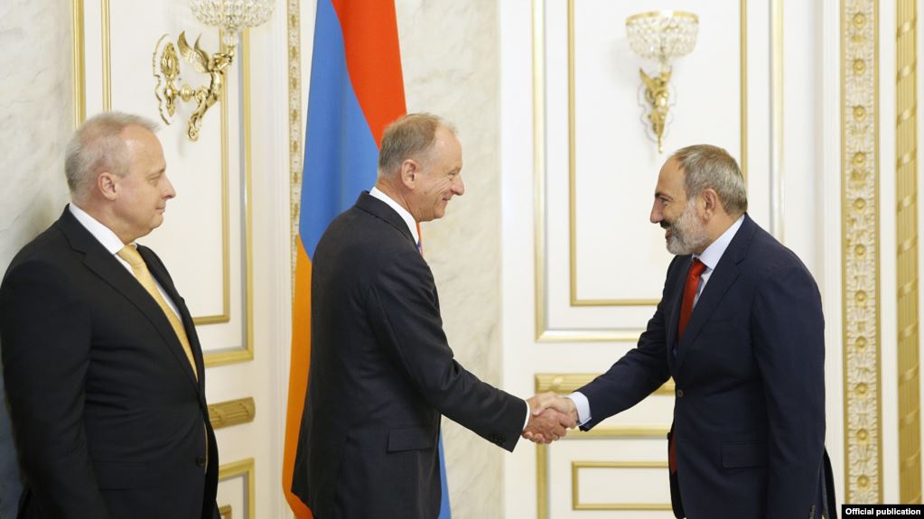 Аналитики Foreign Brief: премьер Армении может попросить у России больше военной техники