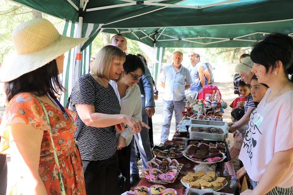 Посол США Линн Трейси приняла участие в «самом сладком фестивале» в Армении