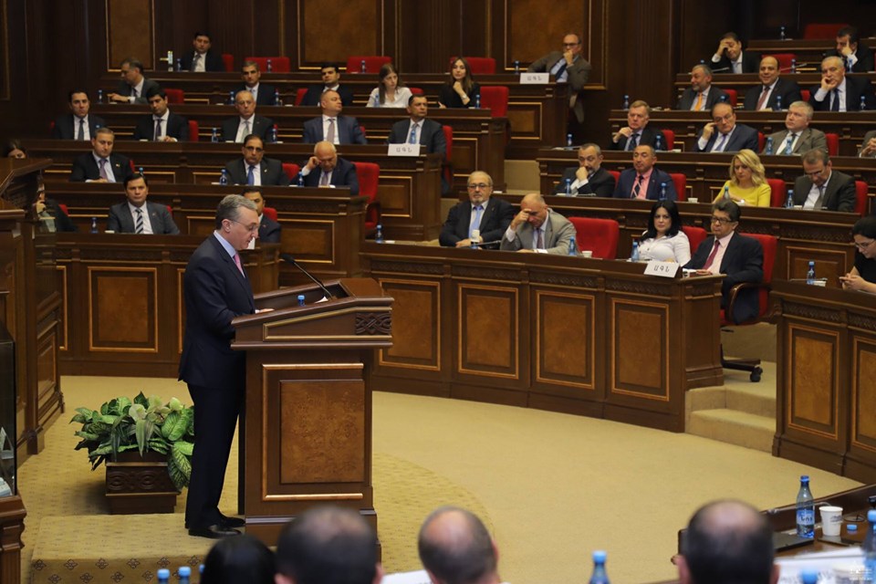 Зограб Мнацаканян представил парламенту три основополагающих принципа внешней политики Армении