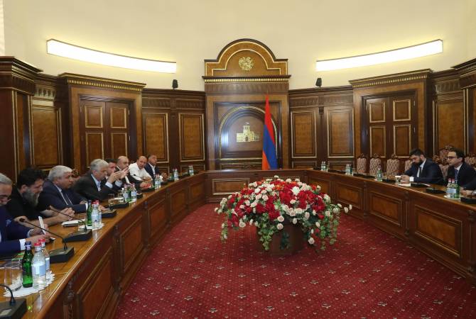 Вице-премьер Тигран Авинян с делегацией бизнесменов во главе с Варданом Сирмакешем обсудил инвестиционные программы