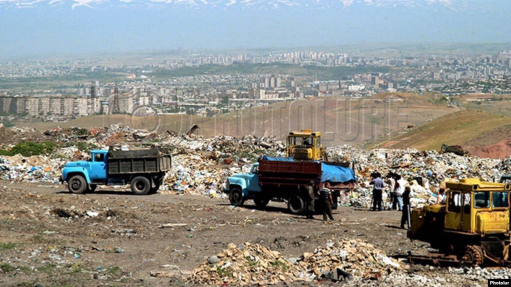 Глава «Санитек» объясняет ситуацию с вывозом мусора плохим состоянием дороги к Нубарашенской свалке
