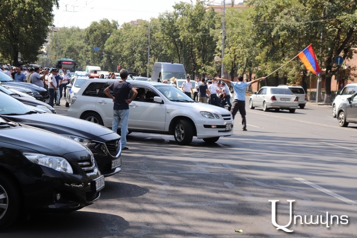Полиция применила силу против демонстрантов, пытавшихся перекрыть проспект Баграмяна: шестеро задержаны