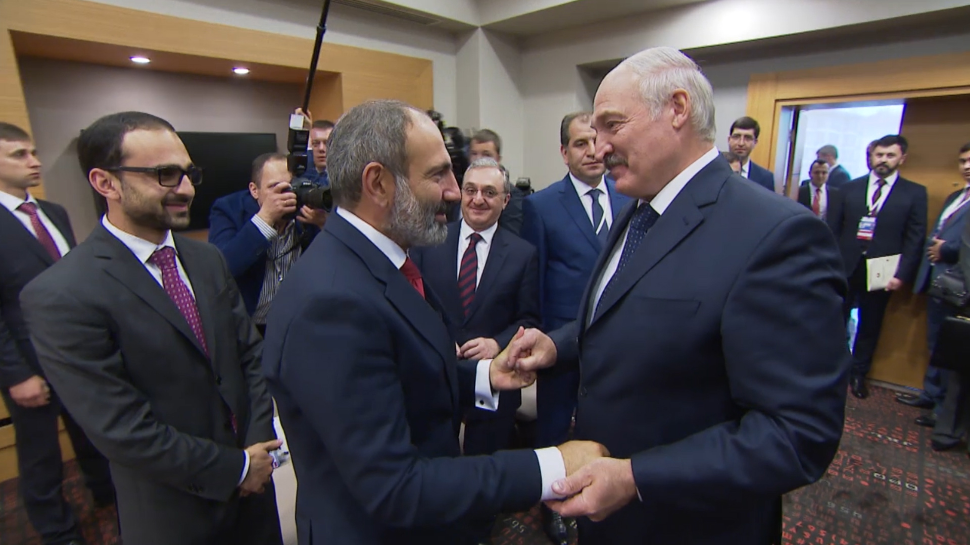 Никол Пашинян поздравил Александра Лукашенко с днем рождения
