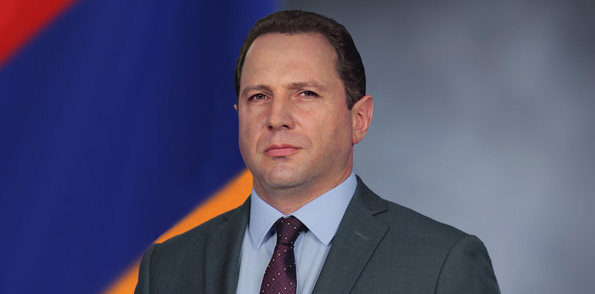 Министр обороны Армении опроверг информацию о смене начальника Генштаба ВС