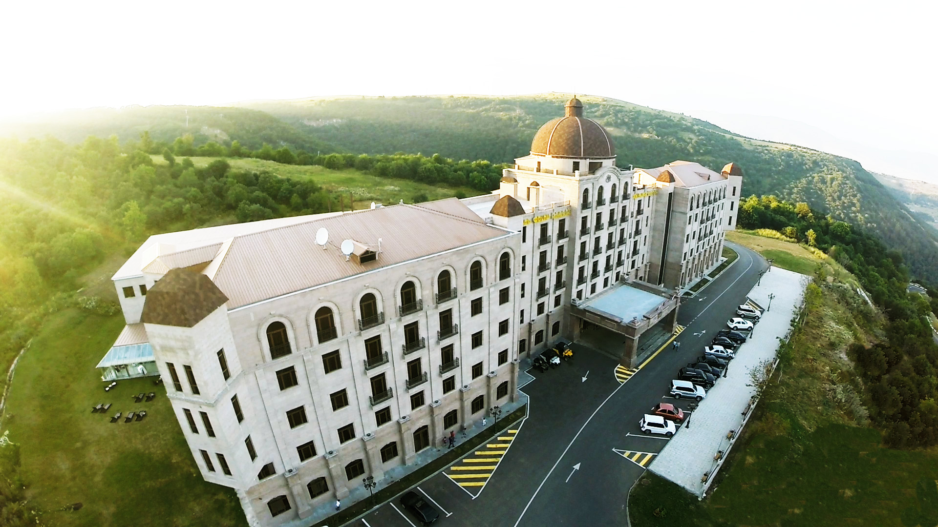 Гостиница «Голден Пелес» в Цахкадзоре передана в дар государству