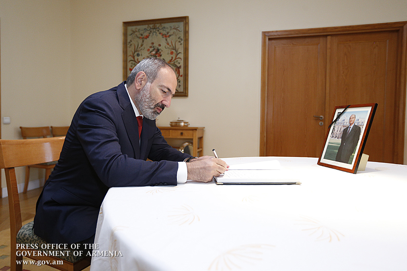 Жак Ширак был одним из символов пробуждения армяно-французских межгосударственных отношений: премьер-министр посетил посольство Франции в Армении