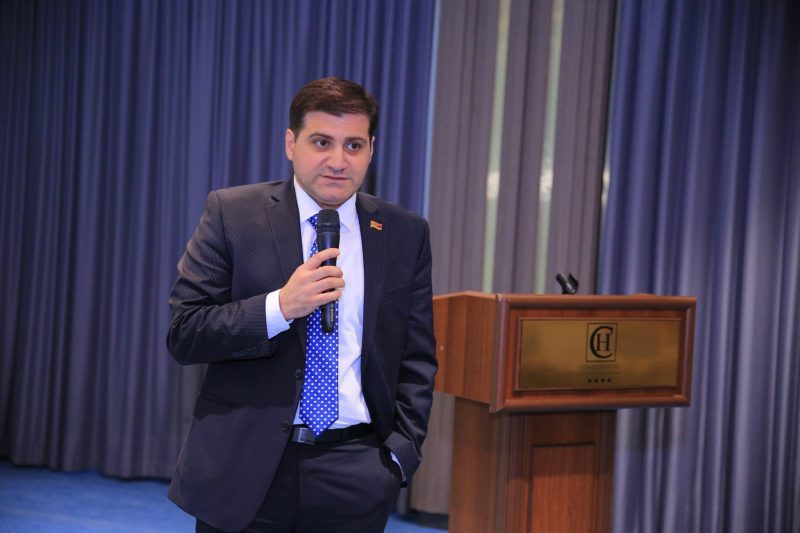 Депутат Арман Бабаджанян покинул парламентскую фракцию «Просвещенная Армения»