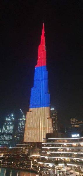 Самое высокое в мире здание — Бурдж Халифа в Дубае и один из небоскребов в Абу-Даби — в цветах армянского флага!
