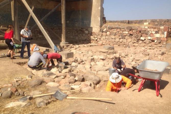В урартской крепости Эребуни обнаружены фундамент и мозаики еще одного храма