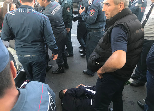 Сторонники Кочаряна напали на гражданина, сбили с ног и нанесли побои: фото и видео