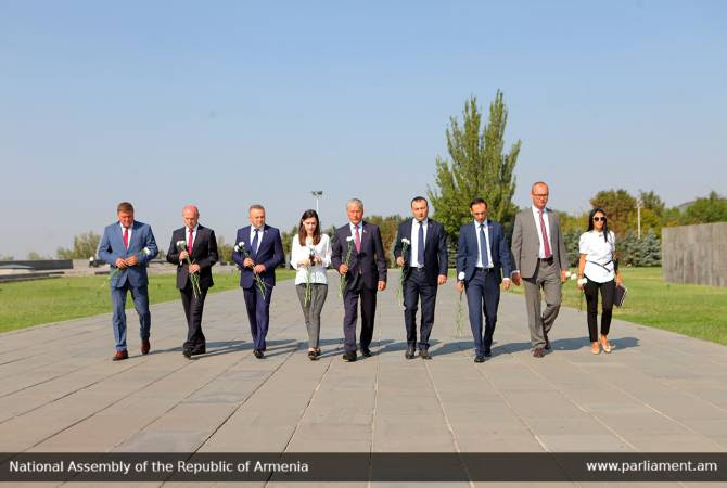 Парламентская делегация Беларуси в Ереване почтила память жертв Геноцида армян