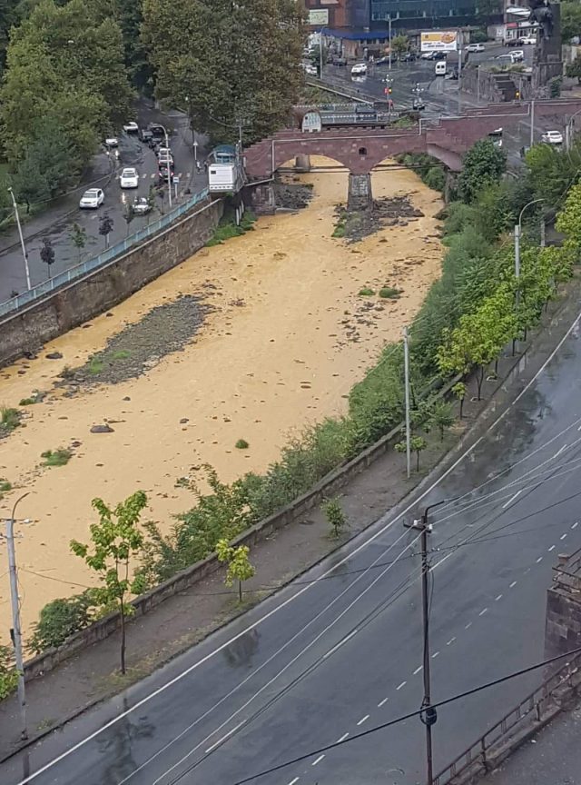 Река Вохчи в Капане после дождя: почему молчат экоактивисты? — фото