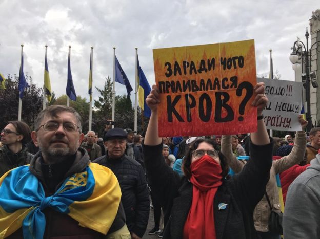 «Нет капитуляции!»: тысячи украинцев протестуют против принятия Киевом «формулы Штайнмайера» — видео