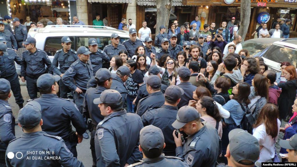 Стражи режима Алиева жестко разогнали акцию женщин в Баку, протестующих против насилия: видео