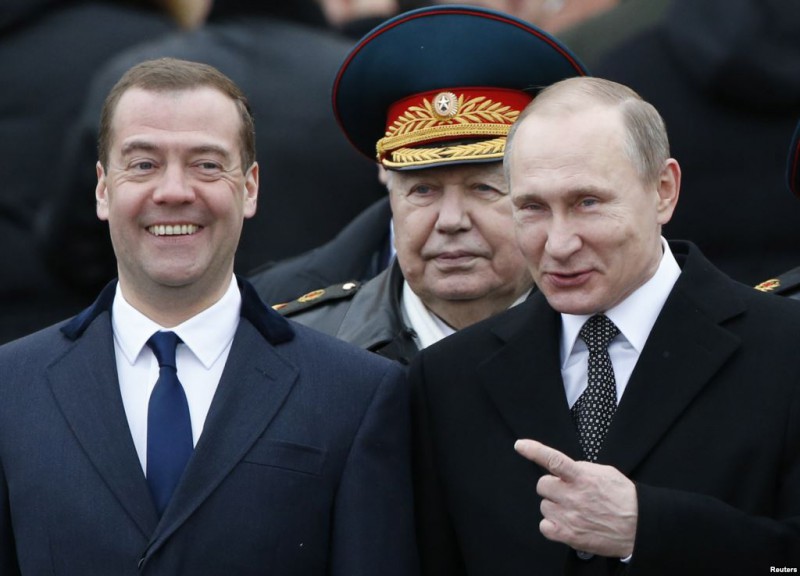 Путин в свой день рождения повысил зарплаты себе и Медведеву