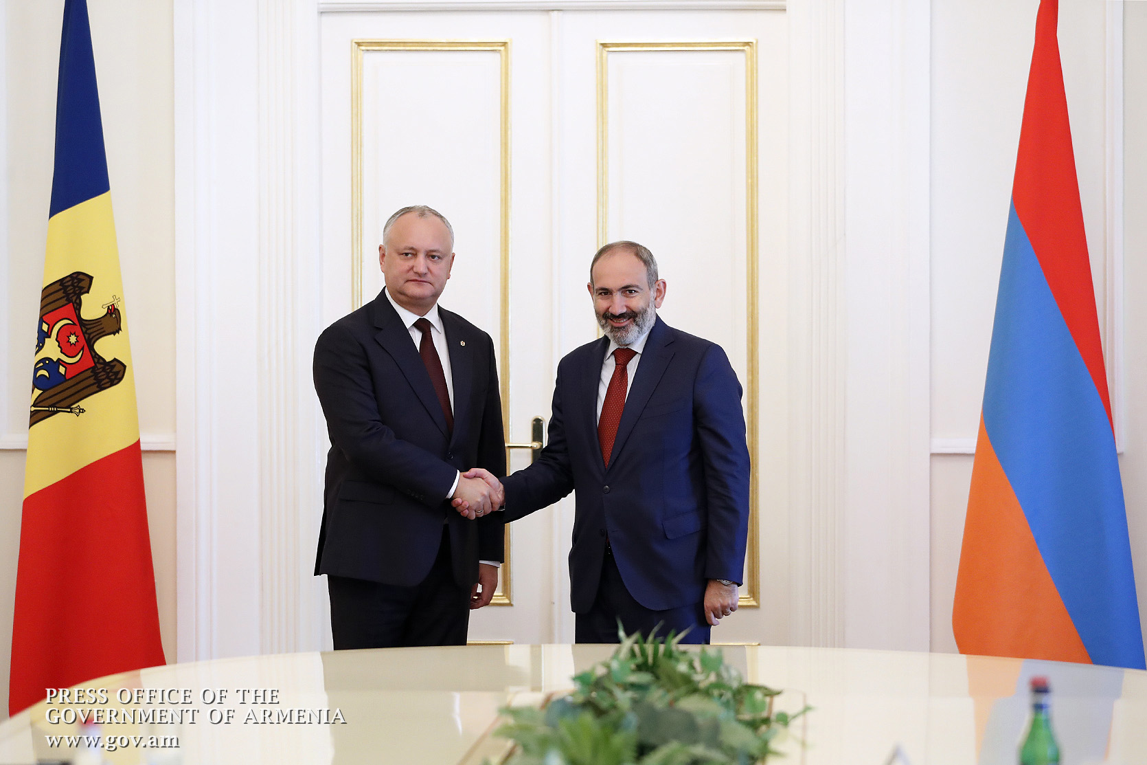 Президент Молдовы пригласил Никола Пашиняна посетить страну с официальным визитом